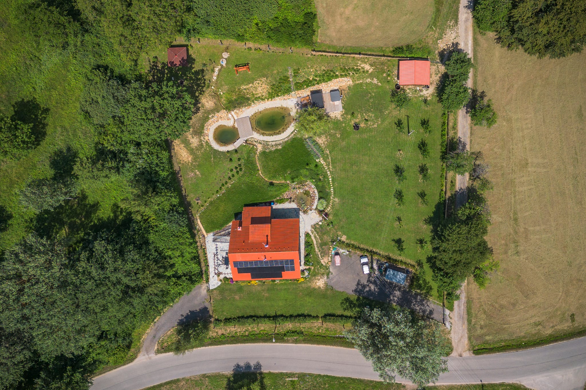 Letecký pohled na chalupu a zahradu