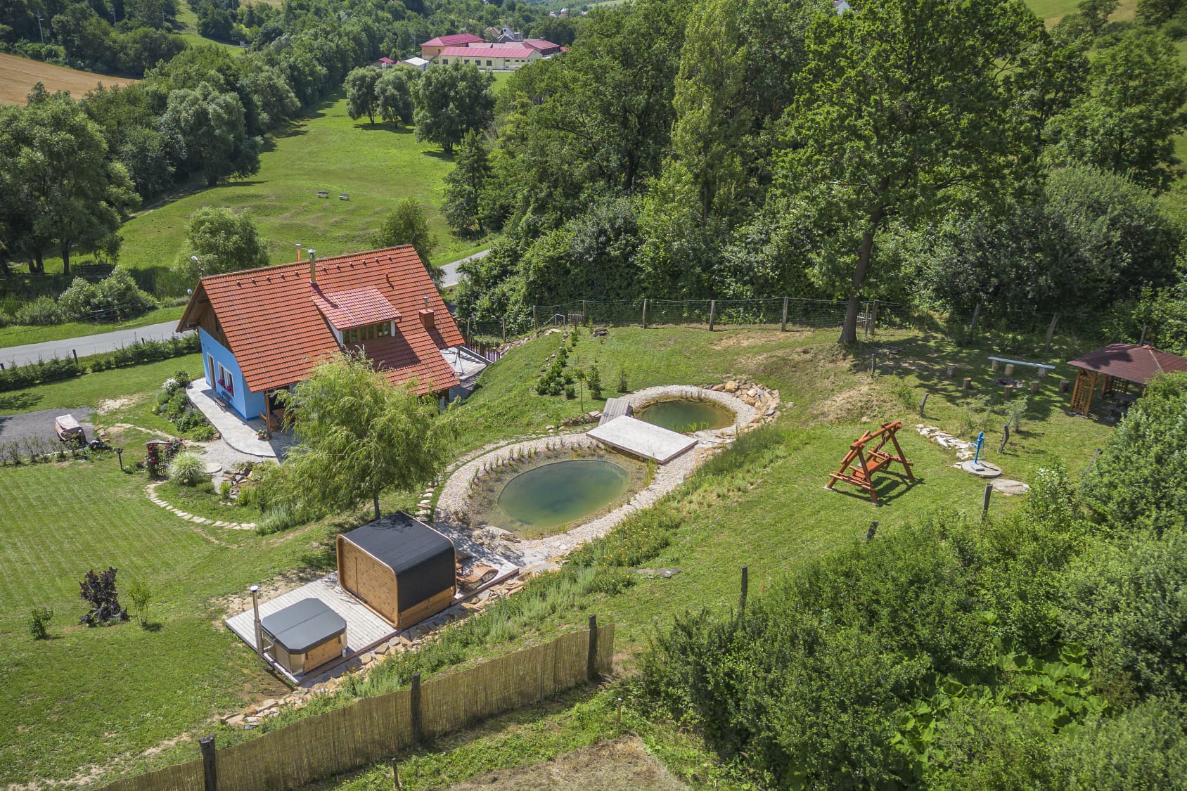 Zahrada s jezírky, saunou a houpačkou