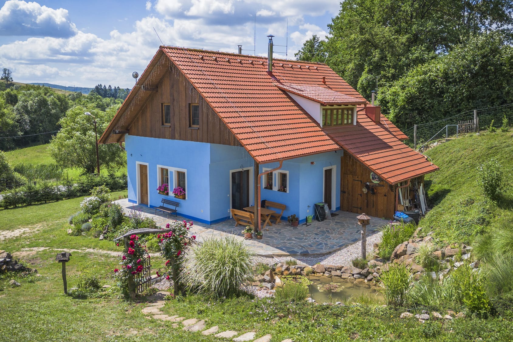 Terasa s růžovou pergolou