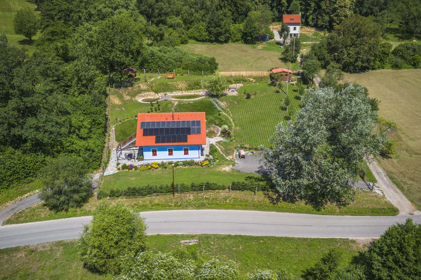 Letecký pohled na chalupu a sad