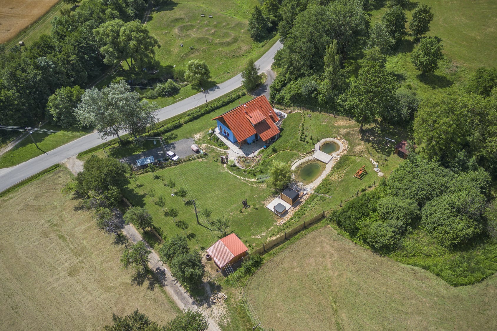 Pozemek s chalupou z velké výšky