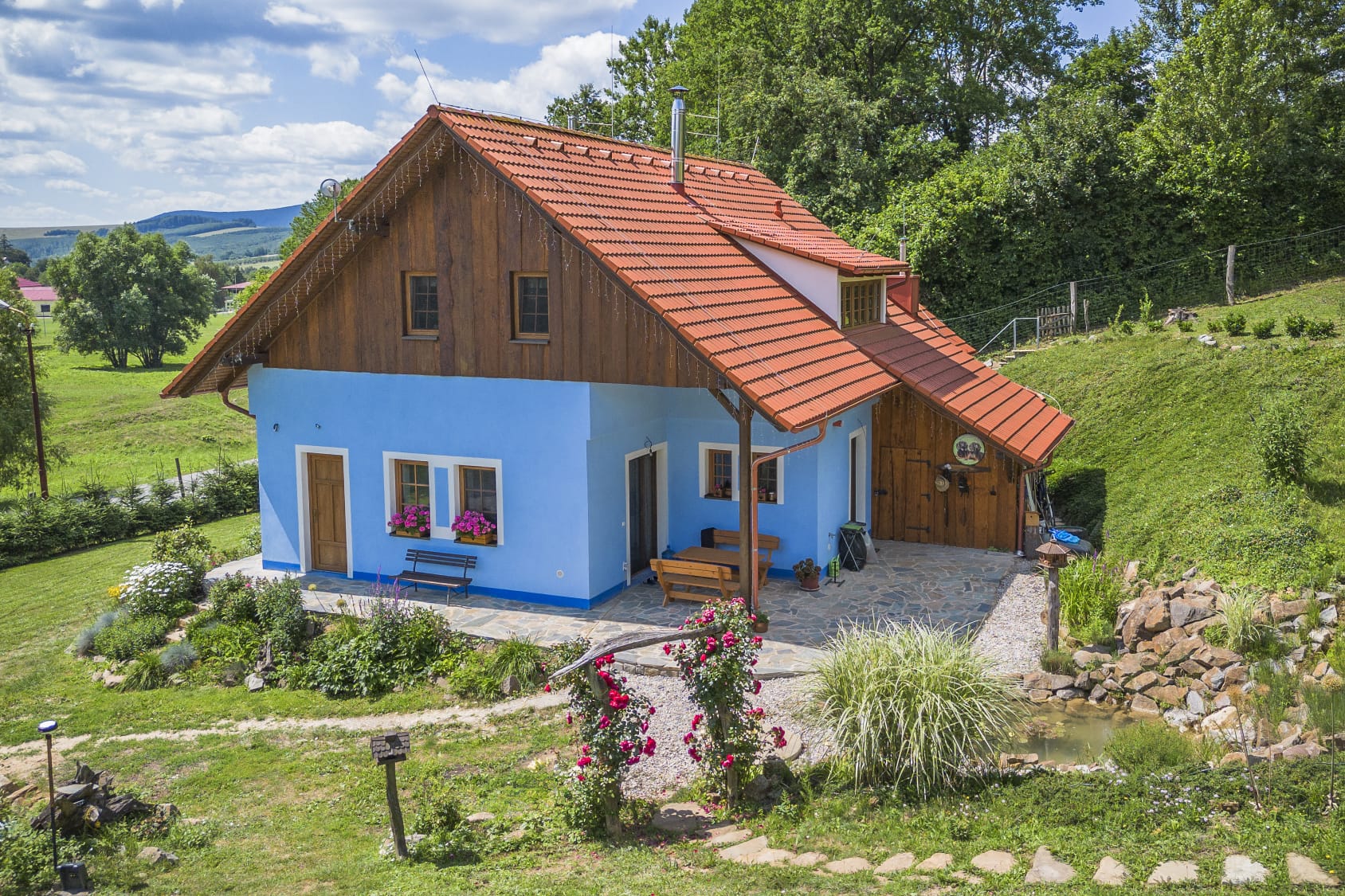 Terasa s posezením před chalupou