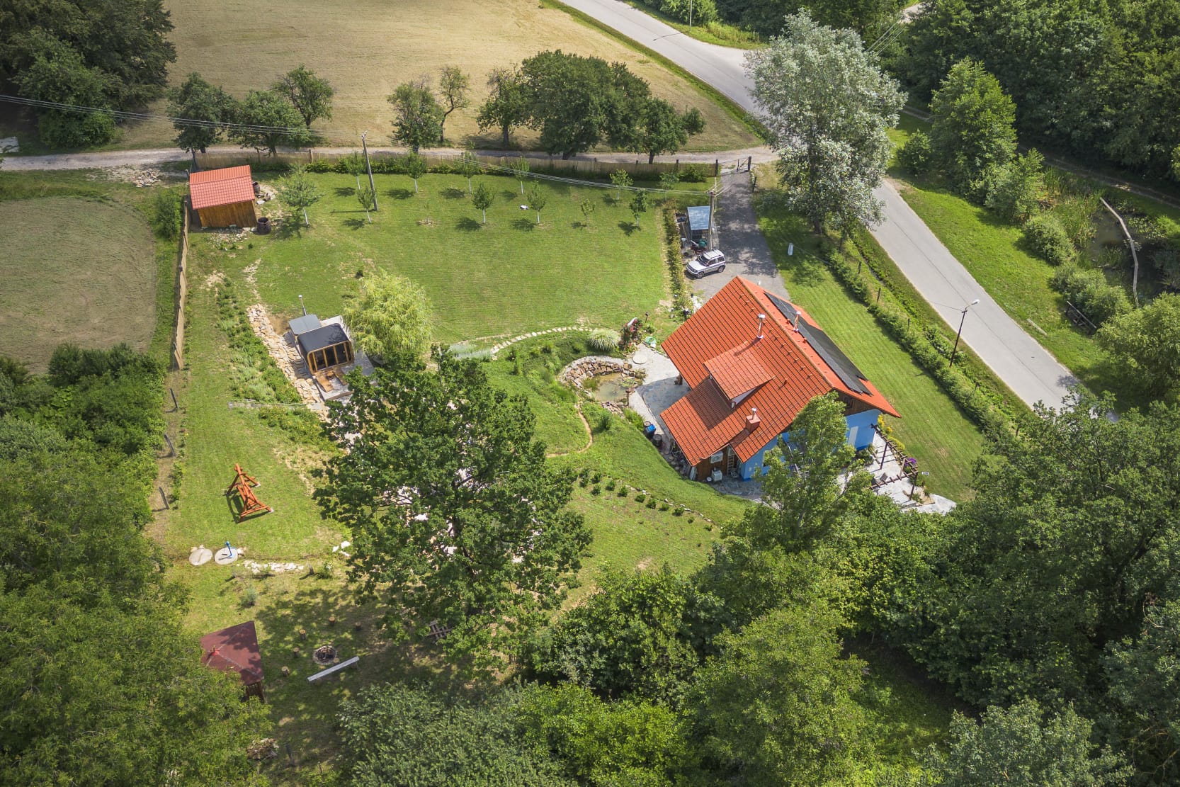 Pozemek s wellness z ptačí perspektivy