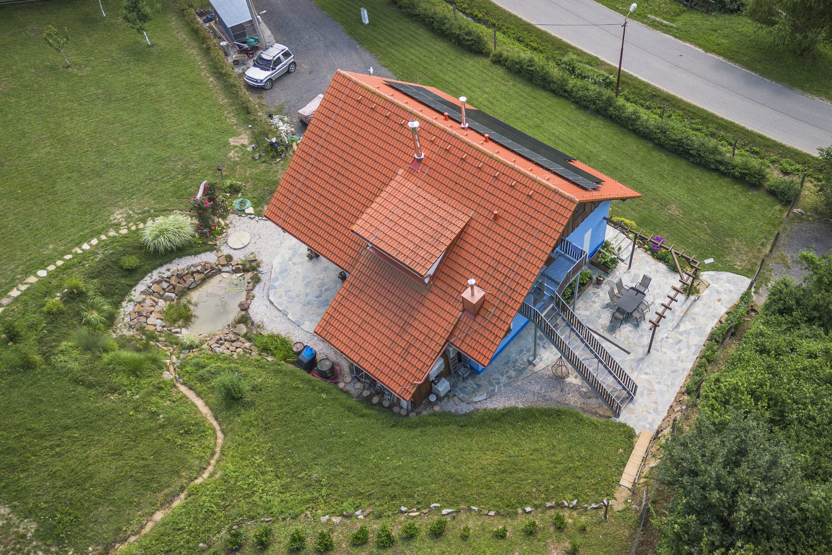 Střecha chalupy a terasa shora