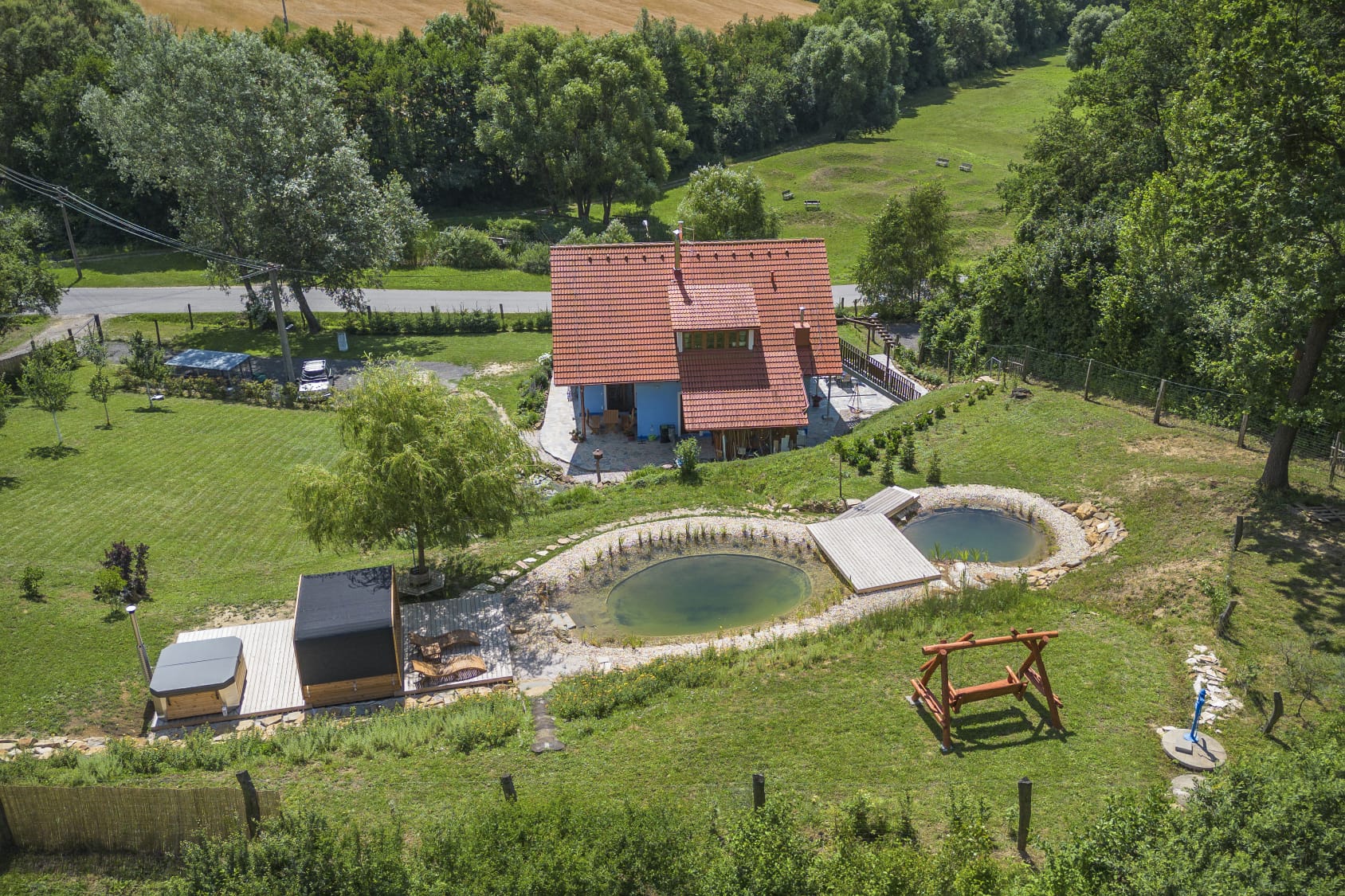 Chalupa, jezírka a sauna z výšky