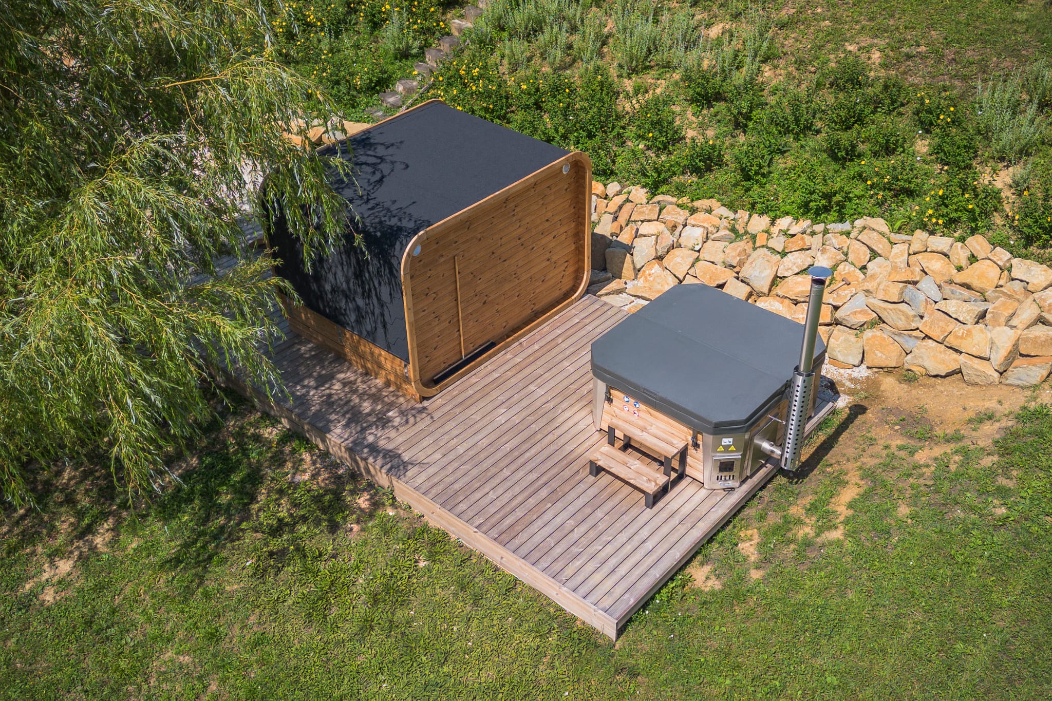 Sauna a vířivka na dřevěné terase