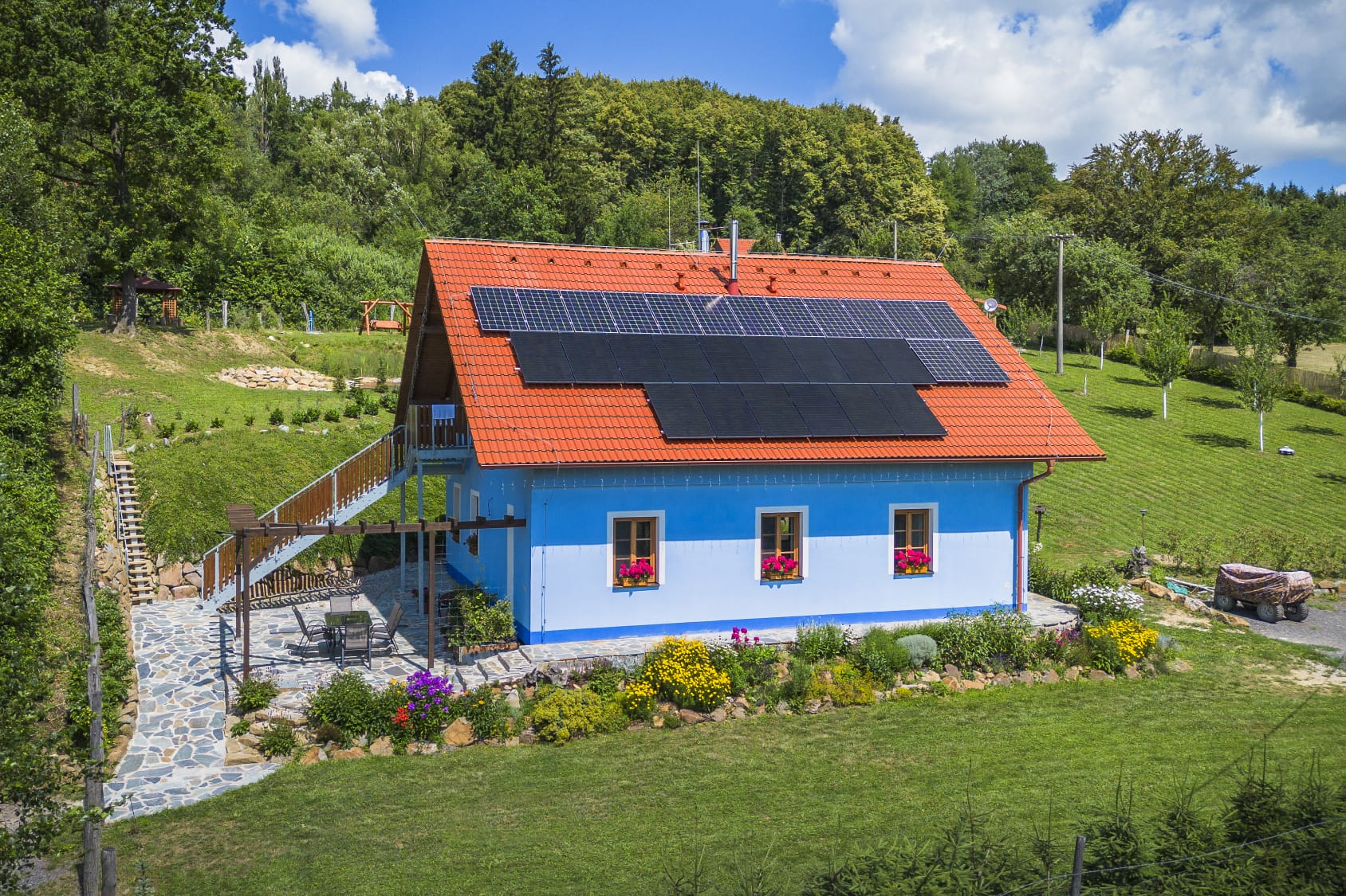Boční pohled na chalupu s terasou