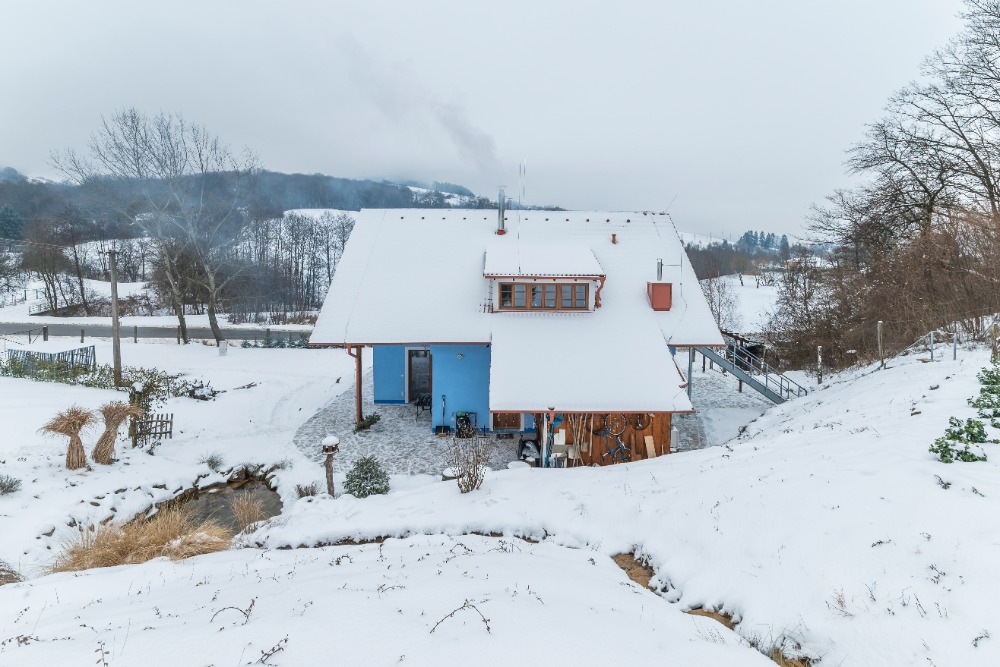 Zimní pohled na chalupu shora