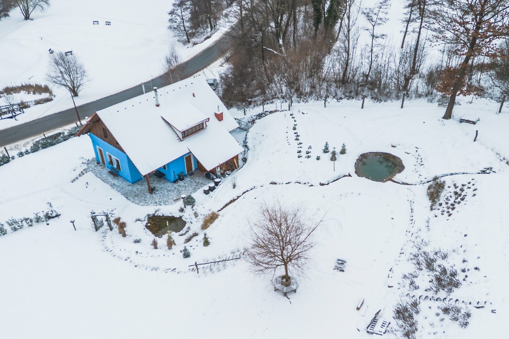 Usedlost s jezírky z ptačí perspektivy